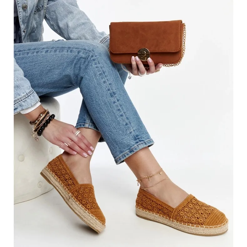 Brown lace espadrilles on the Samra platform