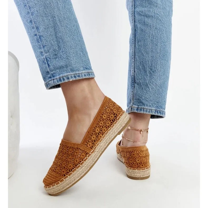 Brown lace espadrilles on the Samra platform