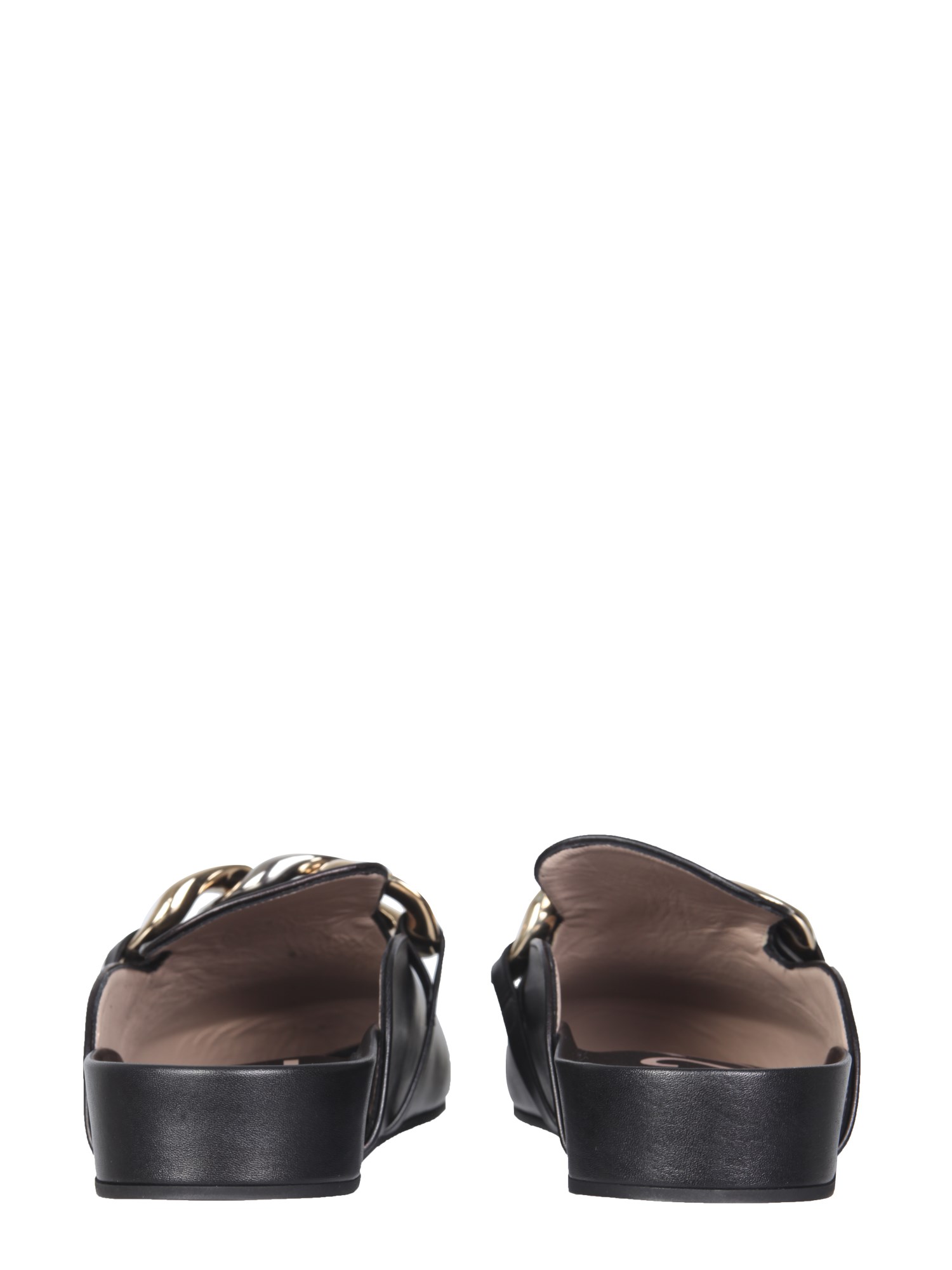 N°21    LEATHER MULES WITH OVERSIZED CHAIN